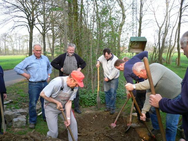 Stein 003.jpg - Die Nachbarschaften "Efting Hook" und "Einigkeit" Stellten einen Findling an der Vogelstange auf.
Anlass war das in 2004 gefeierte 350-jährige Jubiläum der Schützengilde.